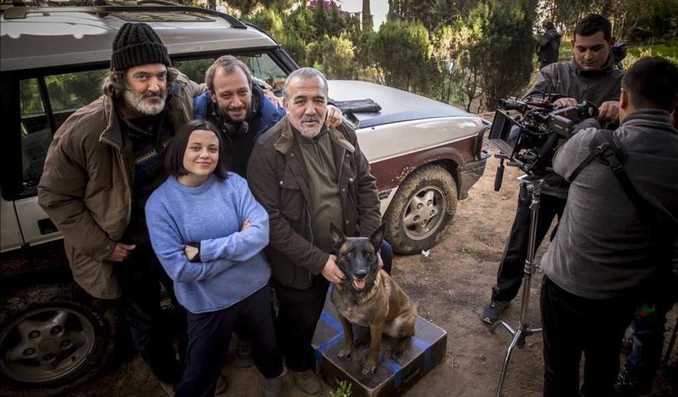 Jose Luis Montesinos, junto a los actores Paula del Rio, Miguel Ángel Jenner, Jordi Aguilar y la perra Espiona. (Fotografía Miguel Lorenzo)